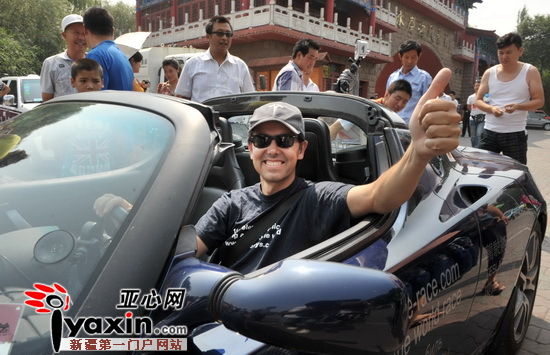 西班牙男子駕電動汽車來新疆烏魯木齊宣傳環(huán)保（圖）