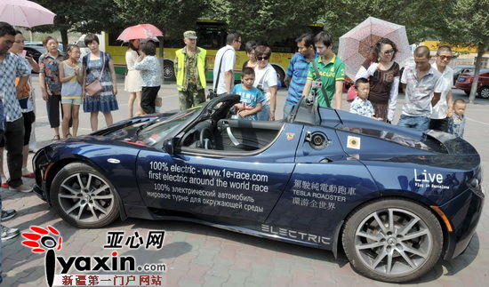 西班牙男子駕電動汽車來新疆烏魯木齊宣傳環(huán)保（圖）
