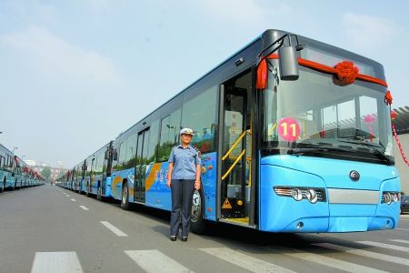 消滅“黑尾巴”環保公交車駛上許昌街頭