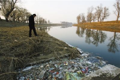 2009年1月，北京高安屯垃圾場的垃圾使得運(yùn)河水系受到污染。資料圖片/新京報記者 韓萌 攝