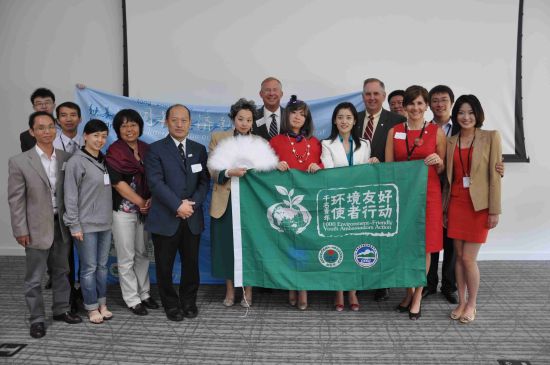 代表團成員與出席座談會的江森自控公司代表合影。