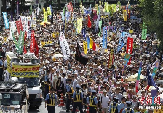 資料圖：當地時間7月16日，日本東京爆發“再見核電站”大集會。據主辦方透露，約有17萬人參加了此次活動。集會者呼吁關閉日本所有核電站，實現“無核化”。