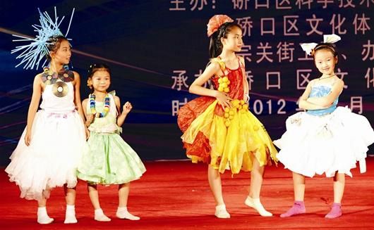 圖文：娃娃環保服裝秀