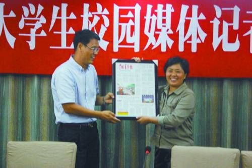  中國青年報社工作人員把2007年7月3日頭版頭條報道邵均克事跡的《中國青年報》，送給邵均克留念