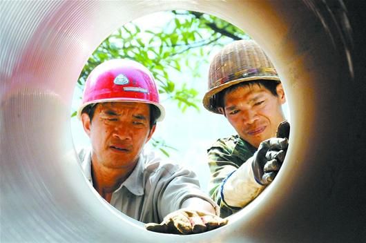 圖文：宜昌市施工人員在安裝環保型排污管道
