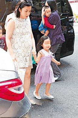 劉鑾雄女友孕后地位鞏固 挺大肚出席家族聚會