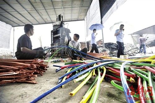 廢品站飄“怪臭”環(huán)保開罰單