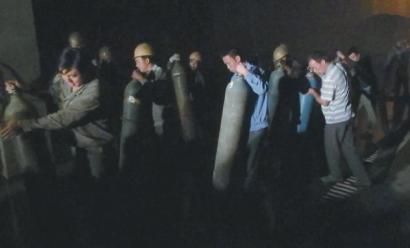 化工廠突發(fā)大火毒煙中搶出56個(gè)氧氣瓶
