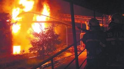 化工廠突發(fā)大火毒煙中搶出56個(gè)氧氣瓶