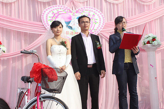 津市市：低碳環(huán)保自行車婚禮格外浪漫（圖）