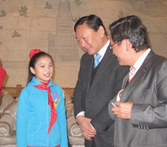 　北京市委宣傳副部長、首都文明辦主任劉東和北京市政市容管委會副主任孟令華一起認真聽取“小評委”李泓燕的環(huán)保意見，并且與她親切交流 。