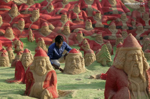 印度藝術家制作500座圣誕老人沙雕倡環保(圖)