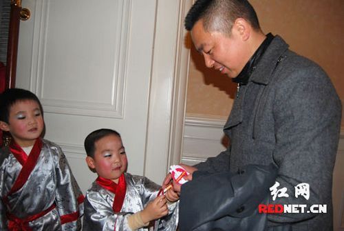“綠之盟”公益環保行動啟動幼兒設計制作創意禁煙小標志
