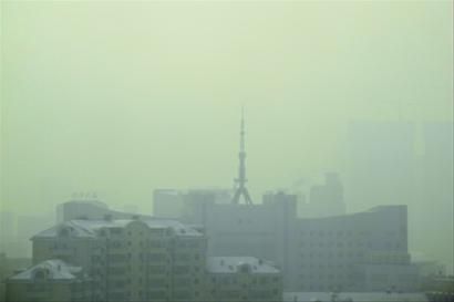霧霾中的沈陽。攝/本報記者/鄭 磊