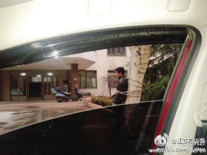 3個小偷潛入化工廠行竊被逮兩個被脫掉外褲綁樹上