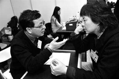 人大代表在現場處理攤位前，與職能部門相關人員面對面交流 晚報記者 龔星 現場圖片