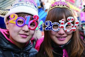 ▲戴著“2013”造型眼鏡的年輕人。新年到來讓人們充滿了喜悅和憧憬。 新華社發