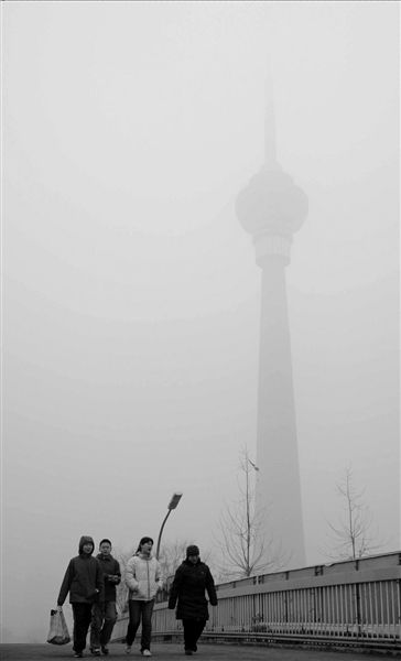 今年2月1日，霧霾下的中央電視塔。本報實習記者趙思衡攝