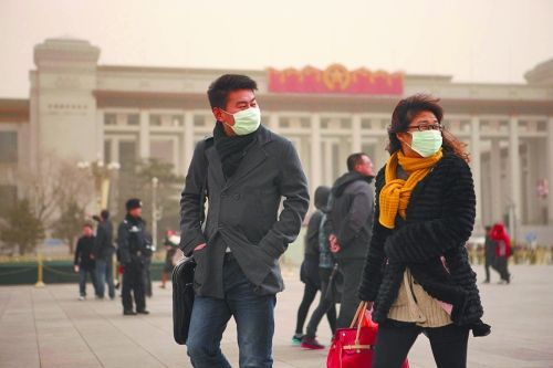 2月28日，兩名戴口罩的游客從天安門廣場走過。當日，北京出現(xiàn)大霧，全市大部分地區(qū)空氣質(zhì)量普遍達6級嚴重污染。新華社 攝 