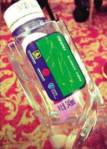 環保礦泉水現身會場用指甲可在上簽名