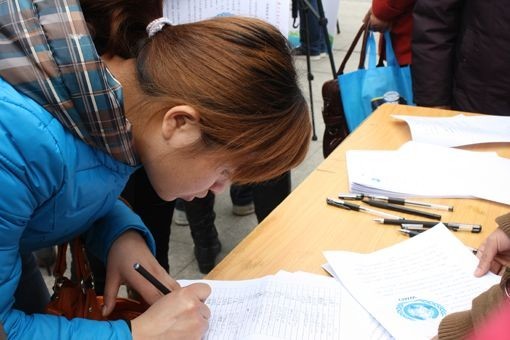 世界氣象日：南信大學子街頭普及氣象知識向市民發起環保協議