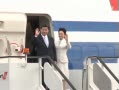 習近平攜夫人走下飛機