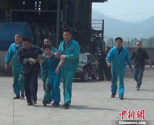 一名中毒者被救出。 唐小華 攝