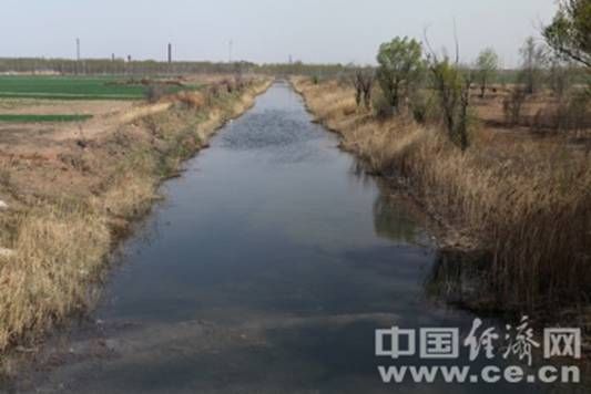 白馬溝中滿是酸性污水，溝兩側則是村民的農田