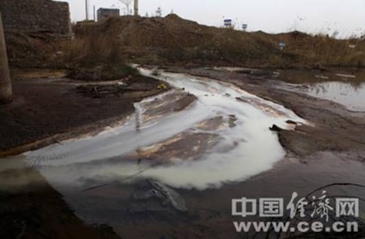 白色污水匯入白馬溝，與精信化工北廠區排出的酸性污水一起流入滏陽河