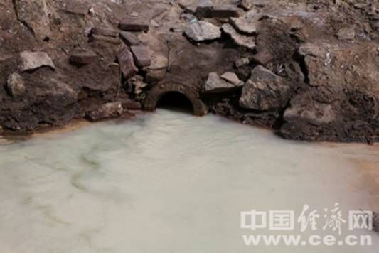 精信化工南廠區在門前的排污口排出白色污水