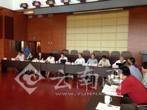 云南省環保廳副廳長蘭駿、省環保廳總工程師楊春明等接受媒體采訪