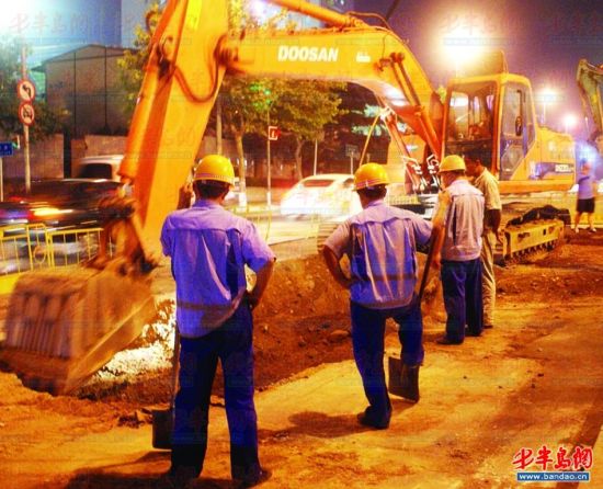 大貨晚上練"獅吼功"環(huán)保部門稱不批夜間施工