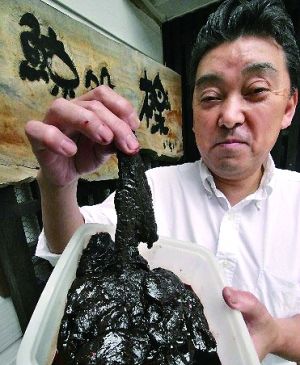 商家在展示鯨肉狗糧。