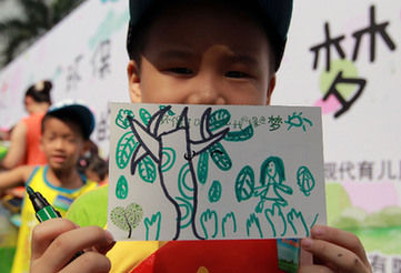 3000名小朋友白云山上繪環(huán)保明信片慶六一