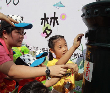 3000名小朋友白云山上繪環(huán)保明信片慶六一