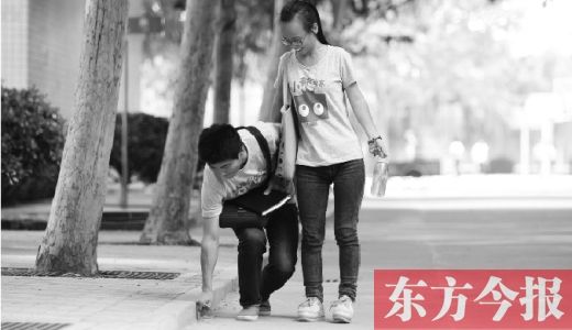  董宇飛早已習慣在行路時，隨手撿起被丟棄的筆芯以及垃圾，現在他的身邊又有了一位支持他的女友