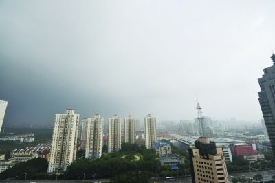 昨天，陰雨天氣趕走了霧霾。劉瀏 攝
