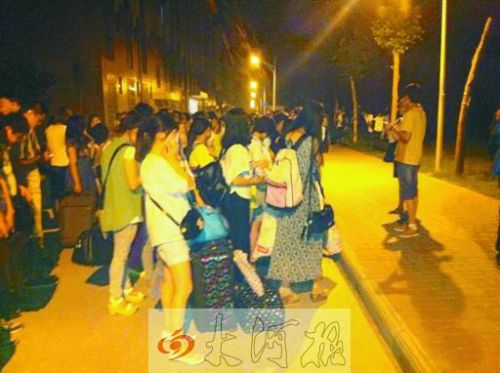 河南師范大學(xué)新聯(lián)學(xué)院的學(xué)生連夜撤離。