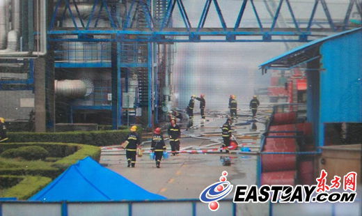 外高橋爆燃化工廠明火已滅共出動50多輛消防車趕赴現場