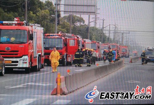 外高橋爆燃化工廠明火已滅共出動50多輛消防車趕赴現場