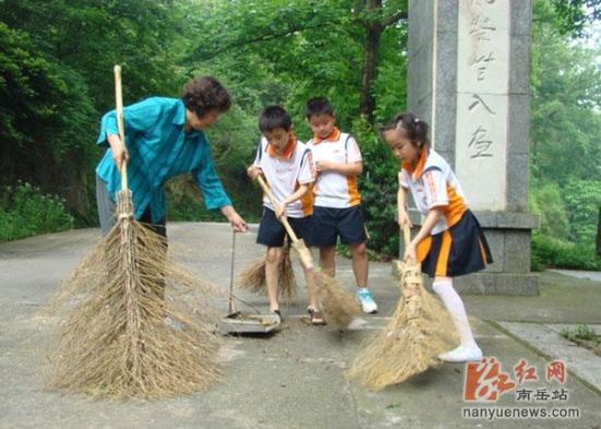 南岳煙草志愿服務隊“環保”在行動(圖)