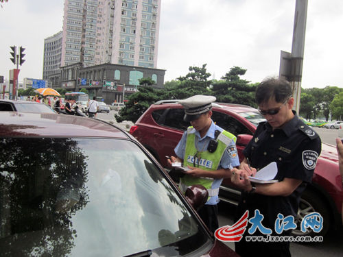 南昌環(huán)保限行大限在即仍有部分車主未領(lǐng)黃綠標(biāo)（圖）