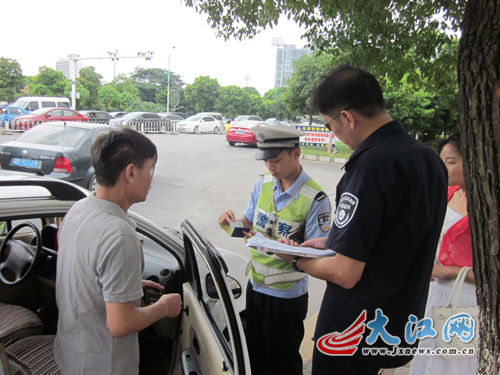 南昌環(huán)保限行大限在即仍有部分車主未領(lǐng)黃綠標(biāo)（圖）
