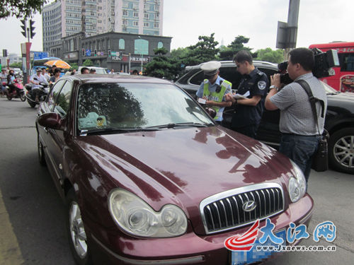 南昌環(huán)保限行大限在即仍有部分車主未領(lǐng)黃綠標(biāo)（圖）