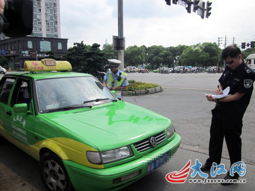 南昌環(huán)保限行大限在即仍有部分車主未領(lǐng)黃綠標(biāo)（圖）