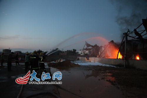 江西信豐一化工廠爆炸現(xiàn)場(chǎng)已搜出1具尸體