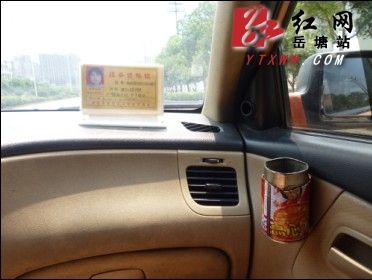 低碳環(huán)保的哥自制簡易雜物罐確保乘客不亂扔垃圾