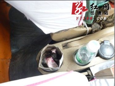 低碳環(huán)保的哥自制簡易雜物罐確保乘客不亂扔垃圾