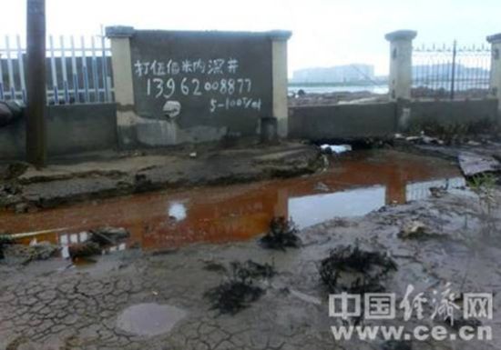 明盛化工廠區西側，紅色酸性污水從廠區內流出。蔣毅坤/攝