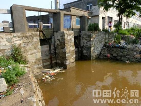 酸性污水可以通過這道閘直接流入五灌河，五灌河在不遠處流入大海，這條河是燕尾港鎮的飲水源。蔣毅坤/攝